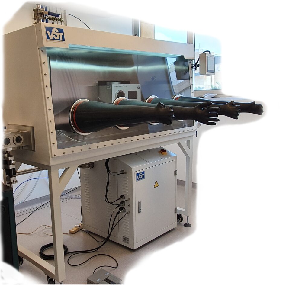 Inert atmosphere glovebox