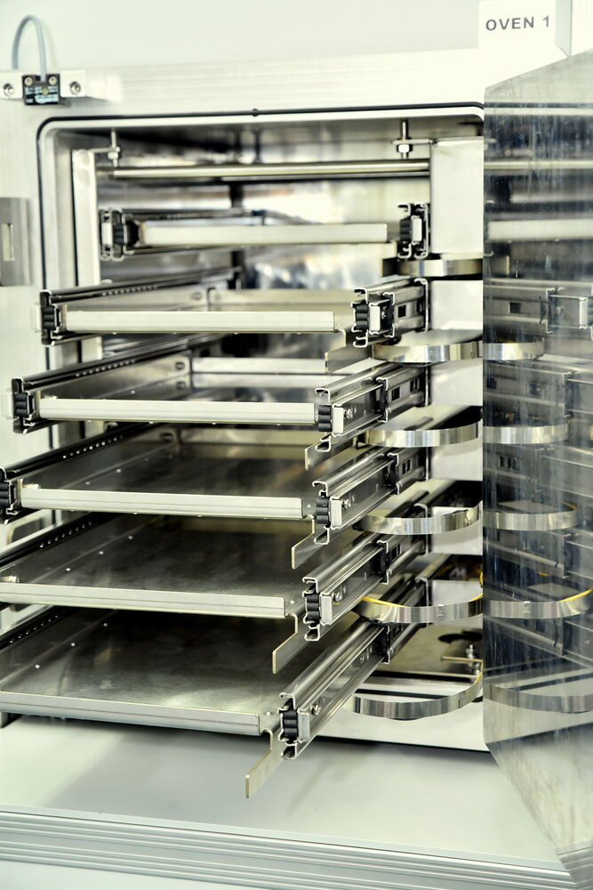 Multi-tray vacuum oven